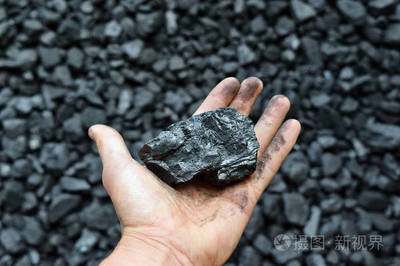 矿工的手显示我的煤。图片可用于煤炭开采、能源或环境保护的理念